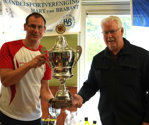 Edwin van Wijngaarden ontvangt als winnaar 2024 de Piet en Fien van Gompel wisselbokaal.