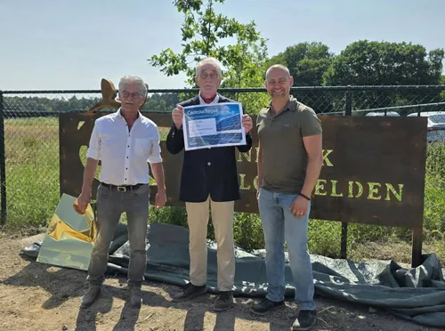 Hans Boer en Pascal Zijlmans, ledenraadsleden van Rabobank De Langstraat, reiken een cheque van € 5.000,- uit aan ECLoZ-voorzitter Bert Branderhorst.