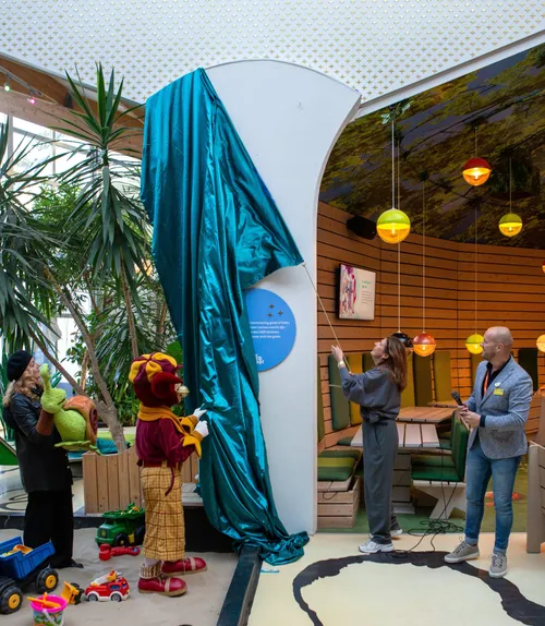 Onthulling van de twinkelmuur door (vlnr): mascottes Pierre en Pardoes, directeur Yvonne Keasberry en manager exploitatie Sven Olree.