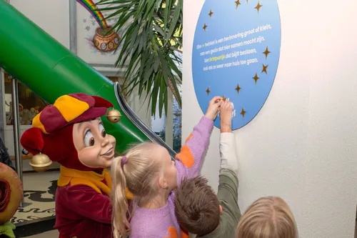 De kinderen voegen hun twinkel toe aan de muur tijdens het afscheid van hun vakantieweek bij Villa Pardoes.