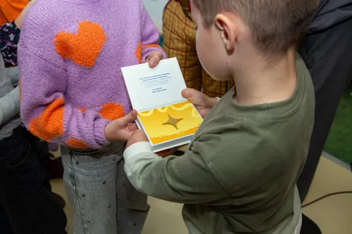 Elk gezin krijgt een twinkel mee naar huis, die verbonden is met de twinkels op de twinkelmuur.