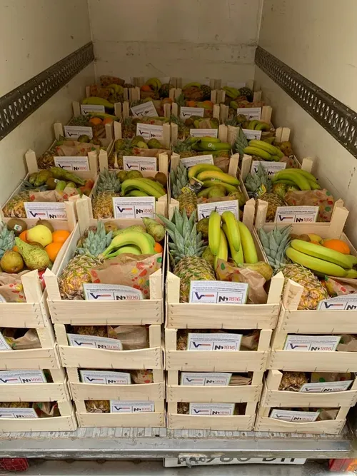 kistjes in vrachtwagen