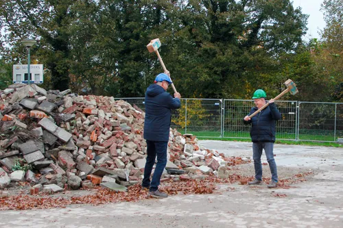 &nbsp;v.l.n.r. Dominicus van Schaick (Voorzitter Stichting Sport en Spel Reek) en wethouder Harold van den Broek (maatschappelijk vastgoed) die alvast symbolisch de grond bouwrijp maken.
