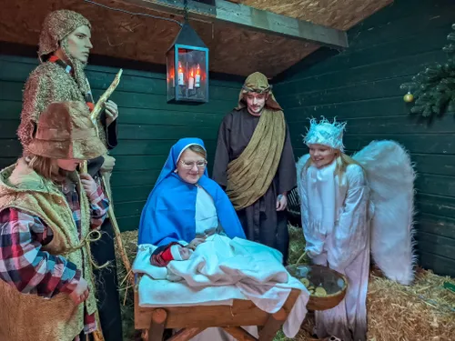 Drukbezochte levende kerststal bij Kinderboerderij Uden