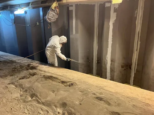 De wanden zijn ingespoten met een beschermingslaag.