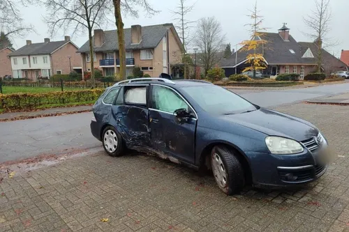 15-11-2025 Auto tegen boom in Uden 02