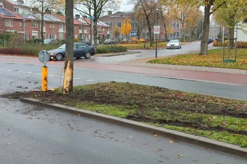 15-11-2025 Auto tegen boom in Uden 03