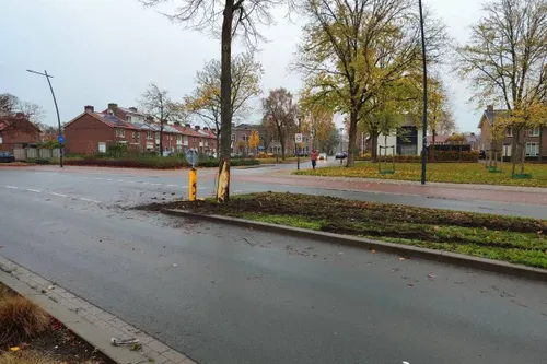 15-11-2025 Auto tegen boom in Uden 04