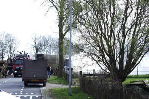 23-03-2026 Vrachtwagen met hooi in brand Uden 01