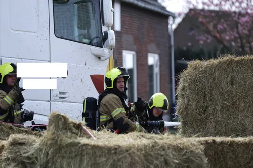 23-03-2026 Vrachtwagen met hooi in brand Uden 03