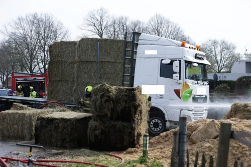 23-03-2026 Vrachtwagen met hooi in brand Uden 04