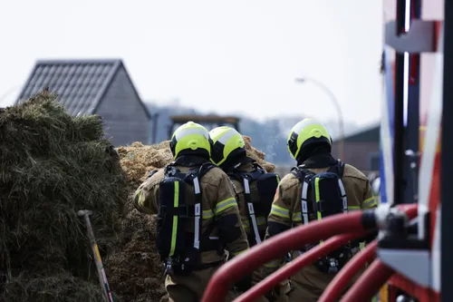 23-03-2026 Vrachtwagen met hooi in brand Uden 05