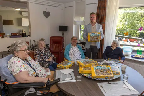 01. Overhandiging Ujese puzzels (foto Peter Noy ©))
