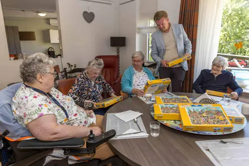 02. Overhandiging Ujese puzzels (foto Peter Noy ©))