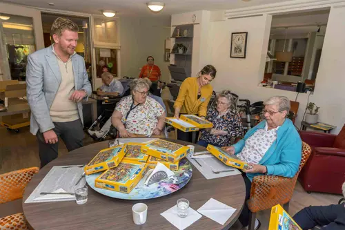 04. Overhandiging Ujese puzzels (foto Peter Noy ©))