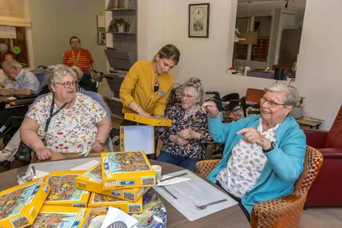 05. Overhandiging Ujese puzzels (foto Peter Noy ©))