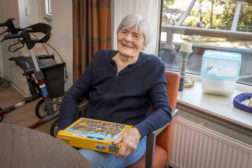 06. Overhandiging Ujese puzzels (foto Peter Noy ©))