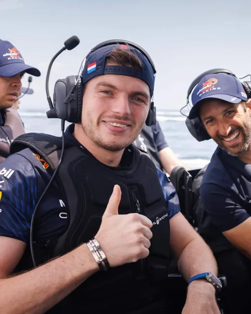 cap backwards or cap forwards f1 maxverstappen redbullracing 1