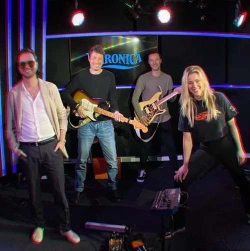 celine huijsmans moedigt gasten aan