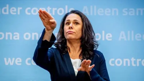 corine koolhof vervangt gebarentolk irma sluis persconferentie 600x338 1