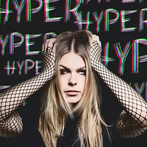 deze foto bewijst dat davina michelle een rockchick wordt