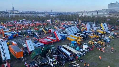enkele duizenden bouwers op malieveld deel van a12 naar den haag dicht
