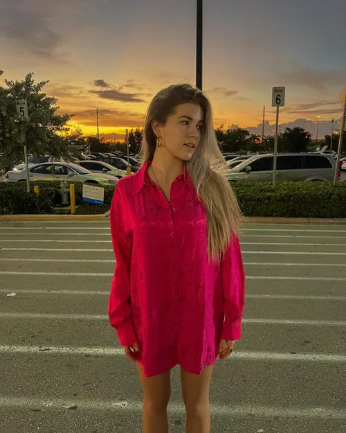 jade anna draagt alleen bovenkleding