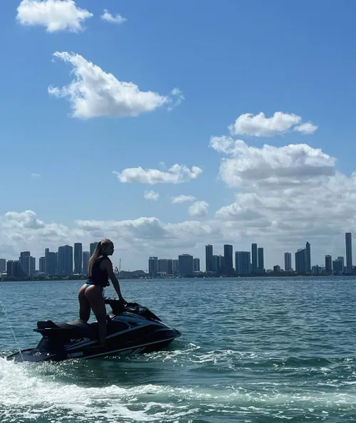 jutta leerdam heeft prachtige vormen en jake paul laat het aan iedereen zien