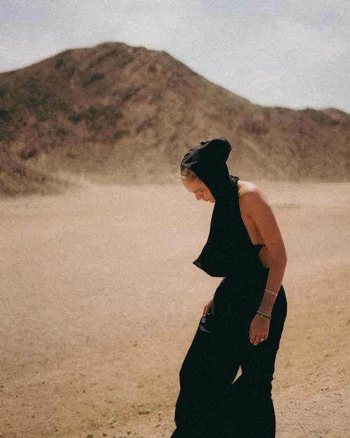 lies zhara in de sahara woestijn