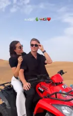 pien hersman beklimt kale heuvel in de woestijn