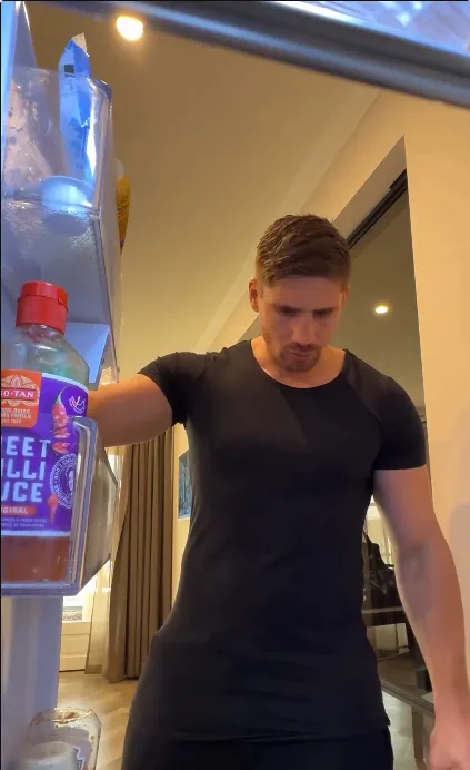 rico verhoeven kind tussen koelkast