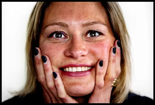 roxane knetemann kijkt recht in camera