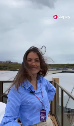 amber brantsen laat haar achterbumper goed zien tijdens deze rondleiding