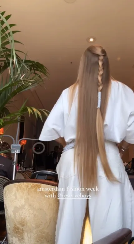 de extreem lange vlecht van lies zhara steelt de show