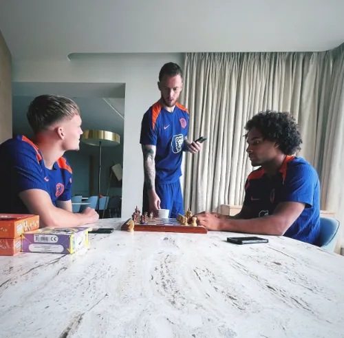 depay bekijkt oranje schaken