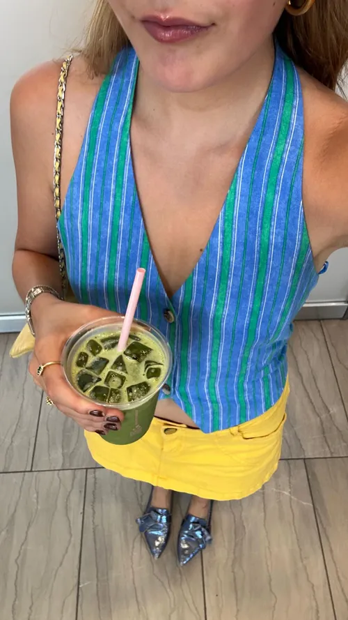 eloise van oranje weet iedereen te shockeren in een minirokje laat ze alles eventjes flink doorwaaien