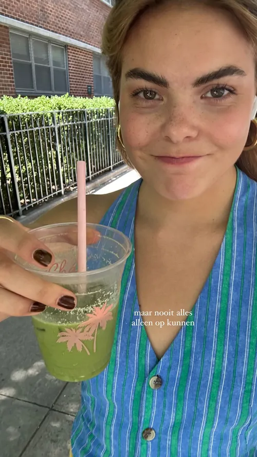 eloise van oranje weet iedereen te shockeren in een minirokje