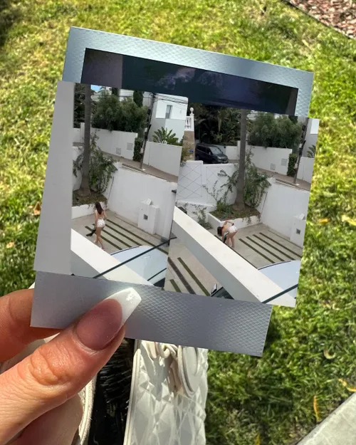 famke louise wordt in strak pakje gefilmd tijdens het stofzuigen