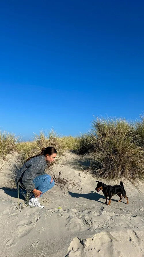 femke kok en haar kwispelende vriendje in de duinen