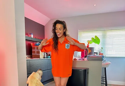 gwen van poorten draagt bijna niks en twee jongens kijken haar goed aan