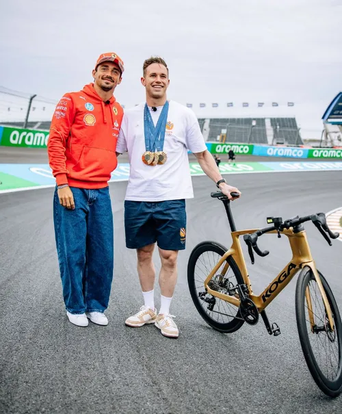 harrie lavreysen en charles leclerc racen met fietsen over circuit zandvoort 2