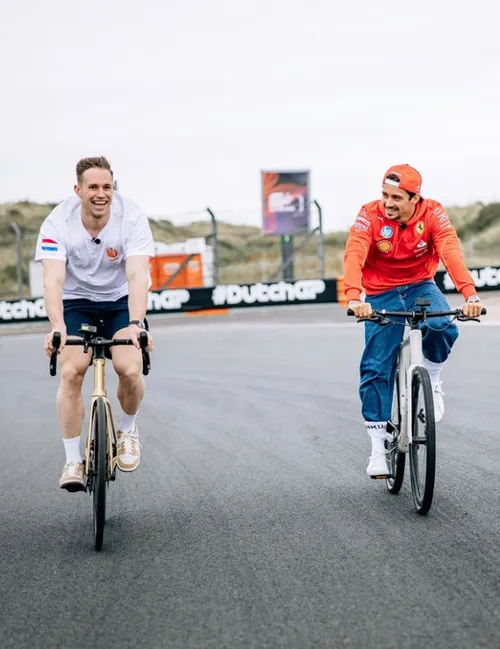 harrie lavreysen en charles leclerc racen met fietsen over circuit zandvoort