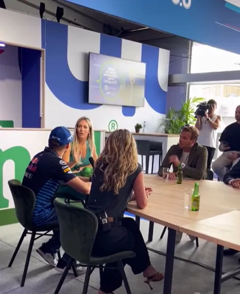 helene hendriks heeft een nieuw baantje en zit naast max verstappen