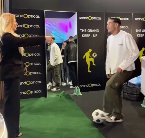 Ilse van Esch zet PSV-speler&nbsp;Couhaib Driouech voor schut