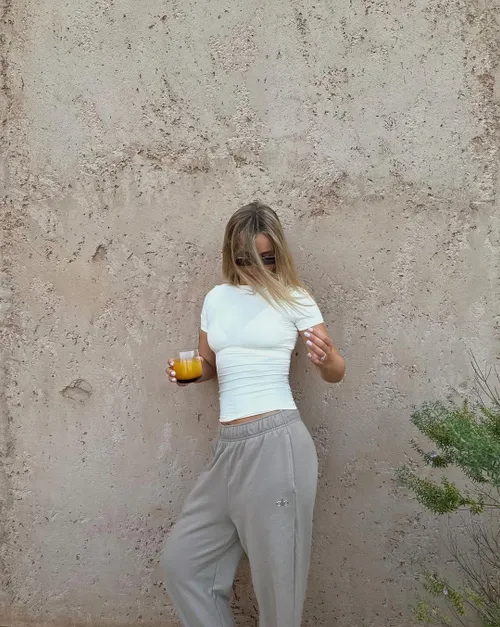 influencer mikky kiemeney showt zichzelf kort na zwangerschap