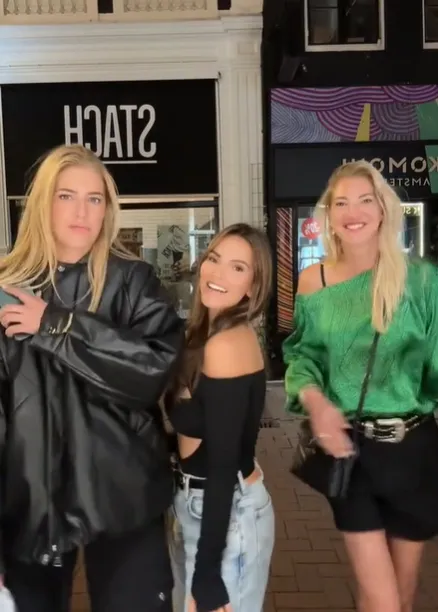 influencer monica geuze laat haar enorm grote knotsen zien op straat