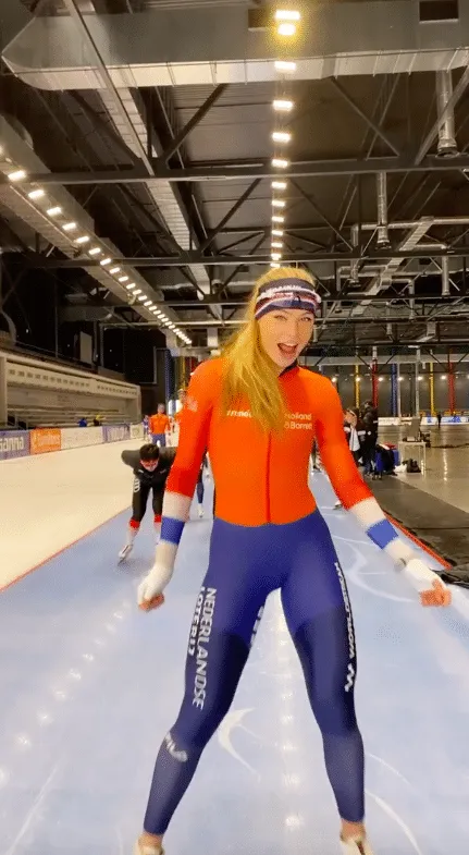 jutta leerdam deelt foto van nieuw schaatspakje