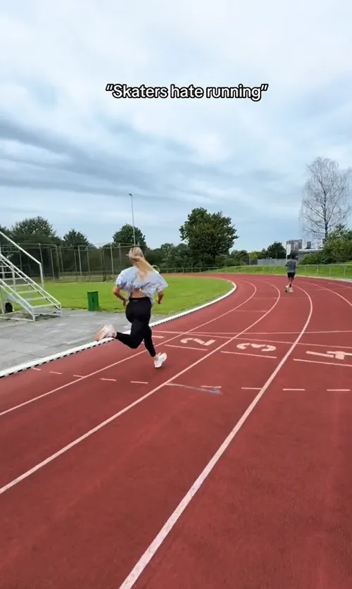 jutta leerdam gaat hard terwijl ze een strak broekje draagt