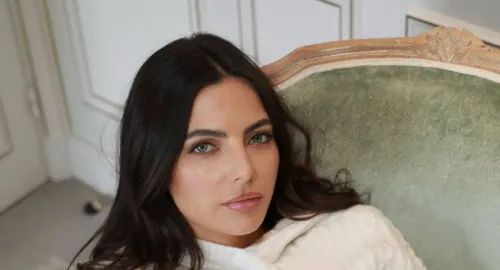 Kelly Piquet in de badkamer