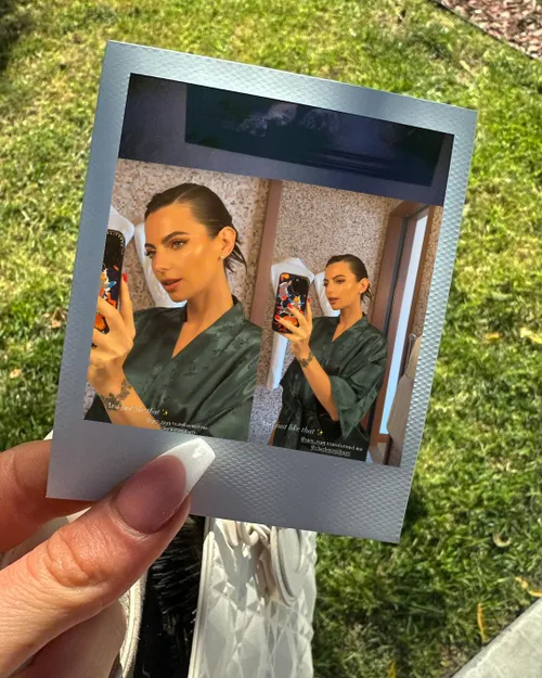 kelly piquet laat jurkje op heerlijke wijze van haar schouders glippen